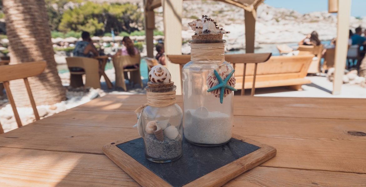 nampan berisi gelas dan makanan di tengah meja